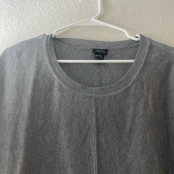 ✨2 FOR $25 CLOSET SALE✨ Gray Sweater w/ Slit Sides - Picture 3 of 3